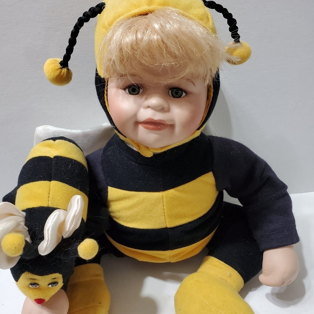 🐝🐝 Bumble Doll w/ bee on arm